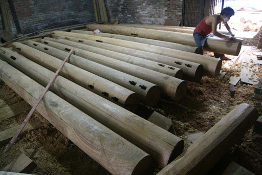 Hình ảnh gia công nhà gỗ truyền thống tại xưởng (nguồn internet)