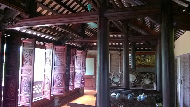 Không gian bài trí nội thất bên trong của căn nhà gỗ cổ truyền 
