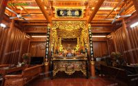 Bát hương được đặt thẳng hàng với bài vị, không xô lệch