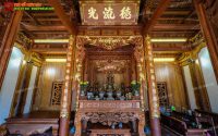 Hoa văn nhà gỗ cổ được trang trí tinh tế trong phòng thờ 