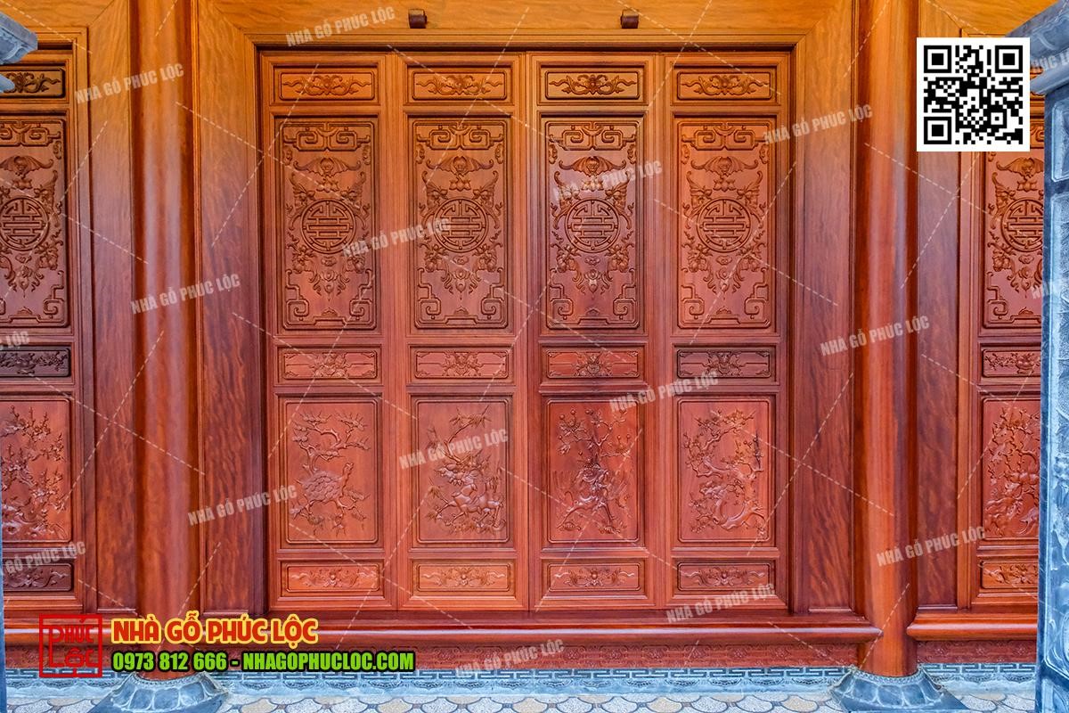 Hoa văn chạm khắc trên len đá cửa