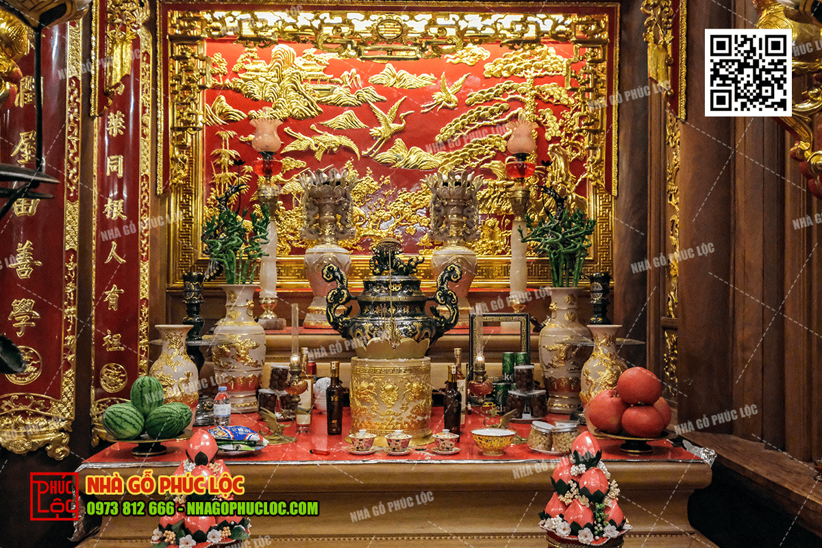 Gian giữa là nơi đặt bàn thờ tổ tiên